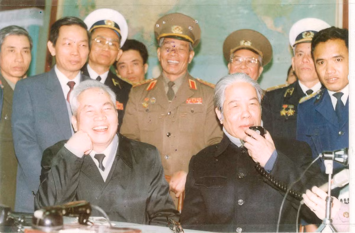 Đồng chí Đỗ Mười và đồng chí Đào Duy Tùng chúc tết cán bộ, chiến sĩ trên quần đảo Trường Sa qua vô tuyến điện tại Sở chỉ huy Bộ Tư lệnh Hải quân ngày 19-1-1993