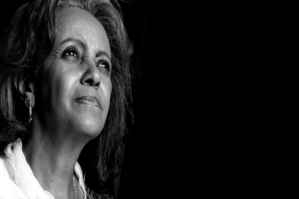 Từ những vị trí mà bà Sahlework từng đảm nhận trong suốt sự nghiệp chính trị của mình cho thấy tân Tổng thống Ethiopia là người đấu tranh hết mình cho hòa bình và tiến bộ ở châu Phi cũng như bình đẳng giới. Hình ảnh bà Sahlework tuyên thệ trước hiến pháp Ethiopia Ảnh: Andina.