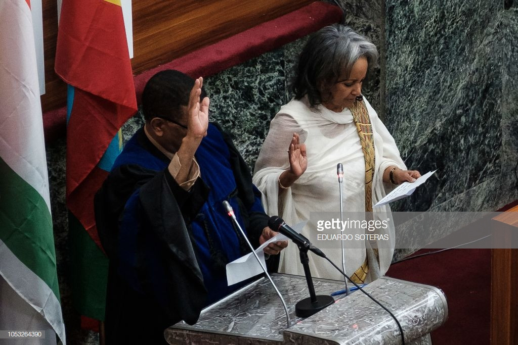 Tân Tổng thống Ethiopia SahleWork Zewde, 68 tuổi, từng đảm nhận vị trí Đại sứ Ethiopia tại Pháp, Djibouti và Senegal. Trước khi được bầu làm Tổng thống, nữ chính khách này là quan chức hàng đầu của Liên hợp quốc tại Liên minh châu Phi. Bà thông thạo hai ngoại ngữ gồm tiếng Anh và tiếng Pháp. Hình ảnh bà SahleWork Zewde tuyên thệ trước Quốc hội Ethiopia sau khi được bầu làm tổng thống hôm 25/10. Ảnh: Getty Images.