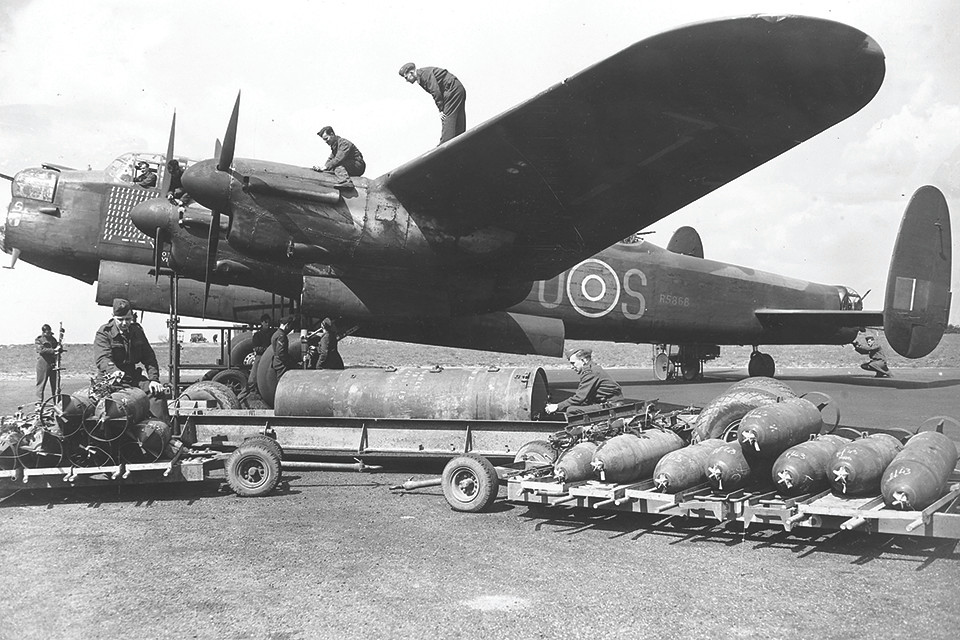 Avro Lancaster là máy bay ném bom hạng nặng 4 động cơ của Anh. Máy bay này được sử dụng trong nhiều trận rải bom ở Đức. Đặc biệt, chiến dịch rải bom năm 1943 do chiếc Lancaster tiến hành với tên gọi Chiến dịch Chastise đã phá hủy các đập thủy điện trong thung lũng Ruhr. Mỗi một chiếc Lancaster trong tổng số 35 chiếc đã thực hiện thành công sứ mệnh trong hơn 100 cuộc tấn công.