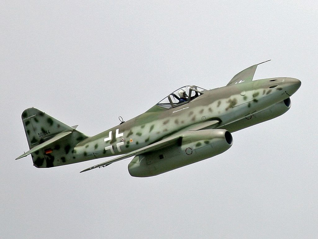 Messerschmitt Me 262 là máy bay chiến đấu phản lực đầu tiên trên thế giới do Đức sản xuất trong Thế chiến thứ 2. Chiếc máy bay này đã chứng minh được uy lực của mình khi vượt xa cả những máy bay chiến đấu của quân Đồng minh, trong đó có chiếc phản lực Gloster Meteor của Anh.