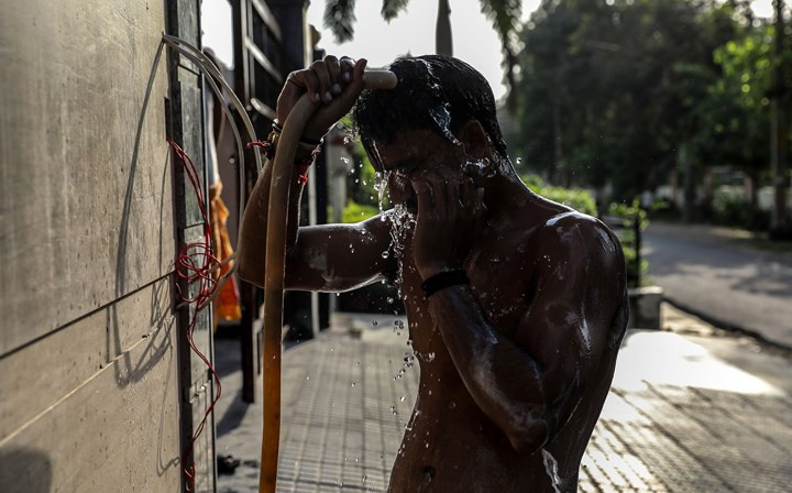 Joney tắm rửa sạch sẽ sau khi làm công việc dọn ống cống ở Ghaziabad.