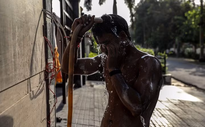 Joney tắm rửa sạch sẽ sau khi làm công việc dọn ống cống ở Ghaziabad.