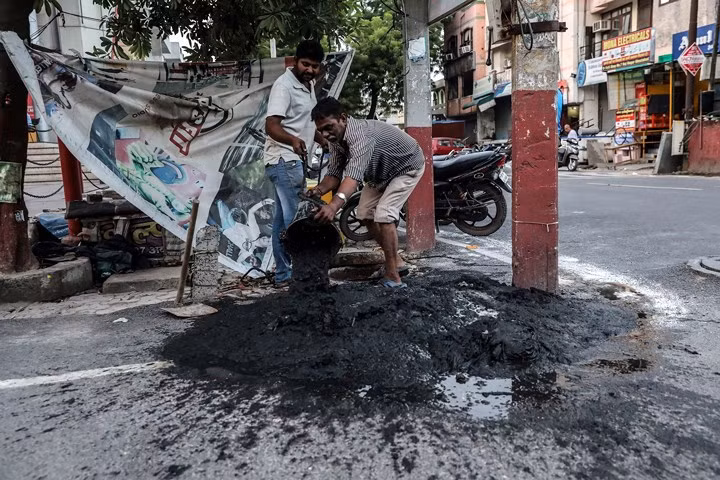Những chất thải từ các ống cống bị đổ đầy trên đường phố Ghaziabad, Ấn Độ.