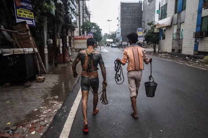 Trên người Joney bám đầy các chất thải sau khi anh dọn sạch một ống cống.