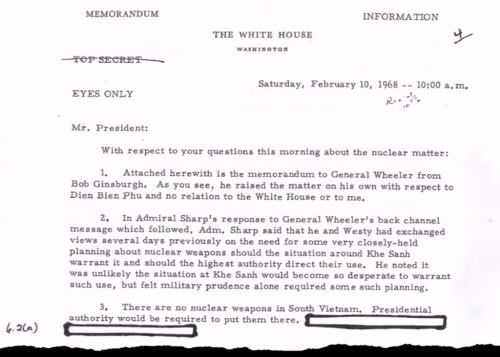 Bản ghi nhớ Cố vấn an ninh quốc gia Walt W. Rostow gửi Tổng thống Johnson thông báo về kế hoạch "Vỡ hàm". Ảnh: NYT. "Khi Tổng thống hay tin về kế hoạch, ông ấy đã hết sức bực bội và gửi lời tới Tướng Westmoreland thông qua ông Rostow hủy ngay kế hoạch", Tom Johnson, một trợ lý đặc biệt của Tổng thống Johnson cho biết. "Tổng thống Johnson chưa bao giờ hoàn toàn tin tưởng các tướng lĩnh của mình. Ông ấy rất ngưỡng mộ Tướng Westmoreland, nhưng không muốn các tướng lĩnh của mình điều khiển cuộc chiến", ông Johnson cho hay. Ông này tiết lộ thêm rằng, mặc dù muốn Mỹ giành chiến thắng trong trận Khe Sanh, nhưng vị Tổng thống thứ 36 của Mỹ lại lo ngại một cuộc chiến tranh lan rộng với Trung Quốc nếu xung đột leo thang hơn nữa. "Johnson đã gây ra những lỗi lầm không thể vãn hồi khi phát động chiến tranh Việt Nam. Nhưng phải cảm ơn ông ấy vì đã không để cuộc xung đột năm 1968 trở thành một thảm họa hạt nhân", nhà sử gia người Mỹ Michael Beschloss viết trong "Presidents of War", cuốn sách sắp được ra mắt tiết lộ câu chuyện người Mỹ đã tiến gần tới việc sử dụng vũ khí hạt nhân tại Việt Nam như thế nào. Tới ngày 12/2/1968, trong bức điện khẩn gửi Tướng Westmoreland kèm một bản sao tới Tướng Wheeler, Đô đốc Sharp nhấn mạnh: "Ngừng tất cả kế hoạch "Vỡ hàm". Tất cả các nhân viên có quyền truy cập vào kế hoạch này không được tiết lộ nội dung kế hoạch và phải hiểu được rằng kế hoạch hoặc là tiếp tục hoặc là bị tạm ngưng". Ông này đồng thời yêu cầu đưa tất cả các tài liệu về kế hoạch, bao gồm các tin nhắn và thư từ liên quan ở dạng bảo mật tuyệt đối.