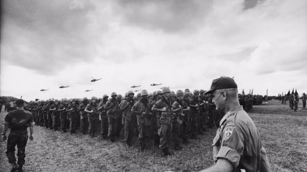 Tư lệnh các lực lượng Mỹ tại Việt Nam William Westmoreland trên chiến trường Việt Nam năm 1966. Ảnh: Co Rentmeester/Time Life Staff. William Westmoreland từng tham gia Thế chiến thứ II, chiến tranh Triều Tiên những năm 1952-1953. Trước khi được điều tới Việt Nam ông giữ chức Giám đốc Học viện quân sự West Point (1960-1963). Trong gian đoạn 1964-1968 là thời điểm đỉnh cao của số lượng quân đội Mỹ tham chiến ở Việt Nam. Viên tướng Mỹ cũng là tác giả của chiến thuật “Tìm và Diệt” (Search and Destroy) với hàng loạt chiến dịch tấn công Quân Giải phóng và ông cũng là người ủng hộ ném bom miền Bắc Việt Nam không hạn chế. Ông luôn cho rằng cần liên tục tấn công để gây tổn hao và làm suy yếu lực lượng quân Giải Phóng để số quân bổ sung sẽ không bù đắp kịp số quân bị mất mát trên chiến trường. Do đó ông luôn bắt buộc tiến hành “đếm xác” để báo cáo con số tổn thất của đối phương trong các trận chiến. Các chính sách của tướng Mỹ áp dụng trên chiến trường Việt Nam thời gian này thường xuyên bị dư luận Mỹ và quốc tế chỉ trích.