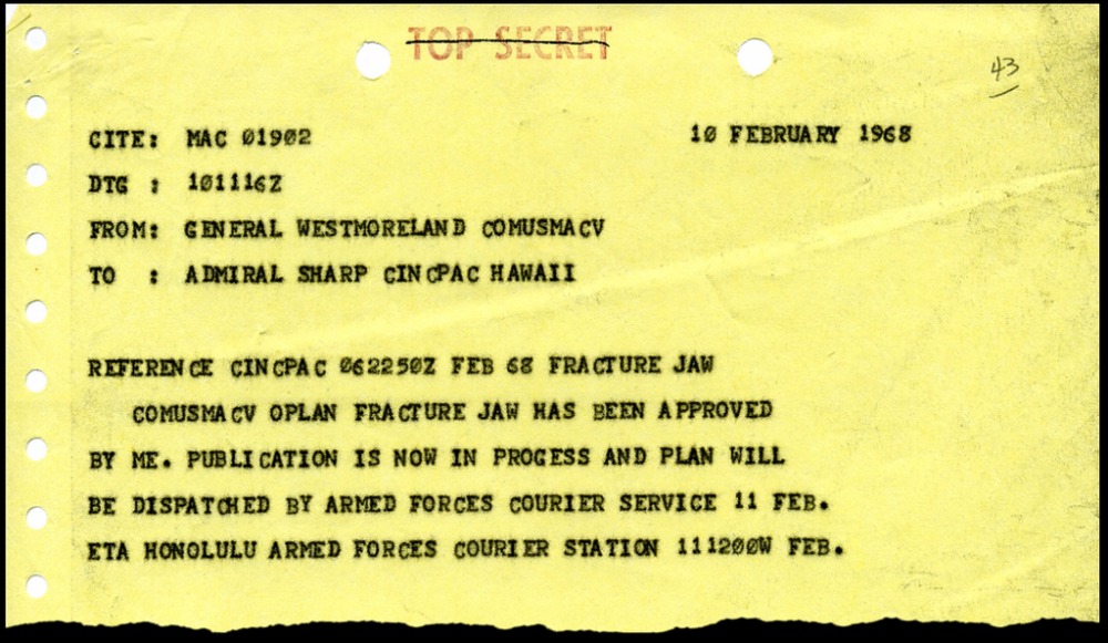 Bức điện Tướng Westmoreland gửi Đô đốc Ulysses Grant Sharp hôm 10/2. Ảnh: NYT. 4 ngày sau đó, Đô đốc Ulysses S. Grant Sharp, Jr., Tư lệnh Hải quân Mỹ tại Thái Bình Dương cho biết ông đã nắm được thông tin về kế hoạch "được phác thảo vài ngày trước ở Okinawa". Vị Đô đốc Mỹ sau đó yêu cầu được xem một bản kế hoạch đầy đủ, hoàn chỉnh để có thể đưa ra kế hoạch hỗ trợ cần thiết. Tới ngày 10/2, trong bức điện hồi đáp Đô đốc Ulysses Grant Sharp, Tướng Westmoreland cho biết ông đã thông qua kế hoạch. Nhưng cùng lúc này, toàn bộ ý tưởng trên đã đến tai Cố vấn an ninh quốc gia khi đó là Walt W. Rostow. Ông này lập tức thông báo tới Tổng thống Johnson và nhà lãnh đạo Mỹ đã yêu cầu hủy bỏ toàn bộ kế hoạch này vài ngày sau đó.