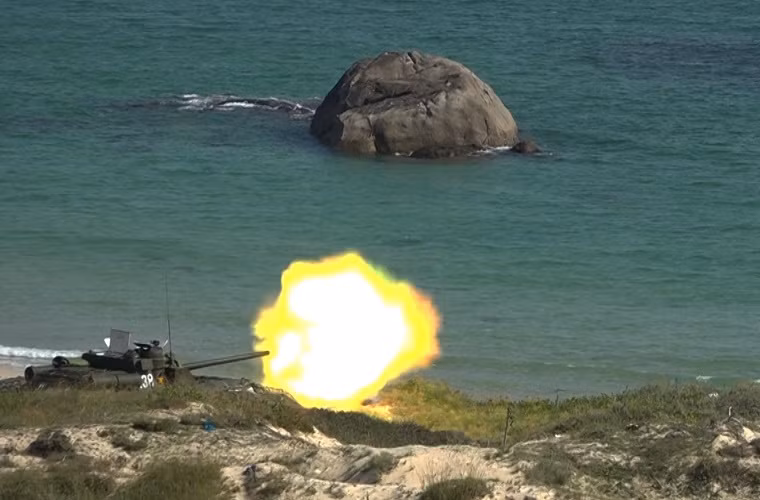 Tại đợt diễn tập vừa qua pháo kéo M46 cũng phối hợp với pháo tự hành Su-100 (cũng của Quân chủng Hải quân) tiêu diệt mục tiêu ngay từ loạt đạn đầu tiên. So với M46, pháo tự hành Su-100 chỉ được trang bị pháo 100mm và có tầm bắn hạn chế hơn chỉ từ 15km đổ lại. Nguồn ảnh: Báo Hải quân Việt Nam.