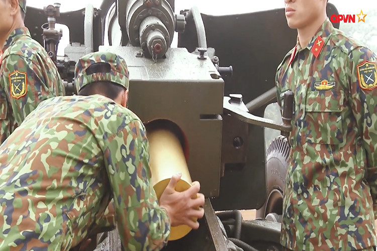 Pháo kéo 130mm M46 được quân đội ta đưa vào trang bị trong Chiến tranh Việt Nam và tiếp tục phục vụ cho tới hiện tại. Đây cũng là loại pháo kéo có tầm bắn xa nhất, mạnh mẽ nhất của pháo binh Việt Nam hiện nay. Nguồn ảnh: QPVN.