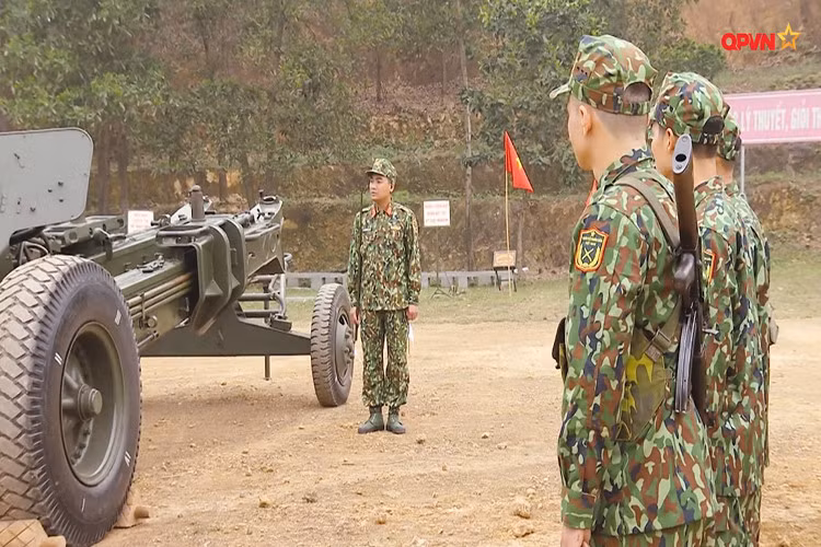 Tuy có kích thước khá lớn nhưng pháo M46 lại được cấu thành từ 15 bộ phận chính gồm: thân pháo, khóa nòng, hãm lùi, bộ phận ngắm, lá chắn (chống mảnh đạn, bom), bộ phận cân bằng, bộ phận kích càng, bộ phận kéo đẩy thân pháo... Nguồn ảnh: QPVN.