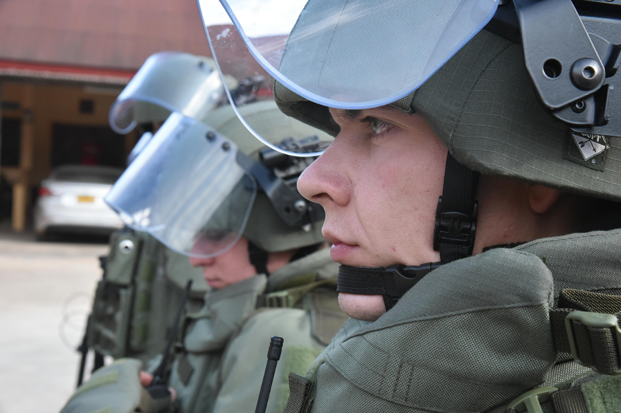 So với các mẫu quân trang kháng mìn chuyên dụng của châu Âu, OVR-2-02 tỏ ra ưu việt hơn khi vừa cung cấp được khả năng bảo vệ tối đa, vừa cho phép binh sĩ có thể vận động dễ dàng trên chiến trường thậm chí là cả chiến đấu. Bản thân OVR-2-02 cũng được trang bị lớp giáp có khả năng chống lại đạn 7.62mm, kể cả đạn xuyên giáp. Nguồn ảnh: Bộ Quốc phòng Nga.