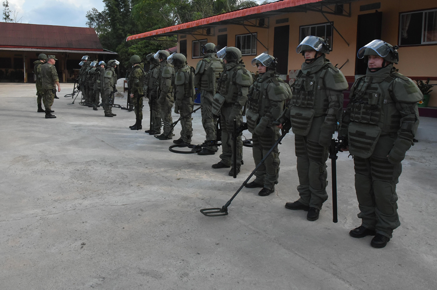 Lính công binh xung kích Nga sẽ phải có mặt trước để dọn dẹp bom mìn, chướng ngại vật cho bộ binh cơ giới đi qua, họ vừa làm chuyên môn lại vừa phải trực tiếp đối đầu với kẻ địch. Trong ảnh là công binh Nga tại Lào với bộ đồ chống mìn OVR-2-02. Nguồn ảnh: Bộ Quốc phòng Nga.