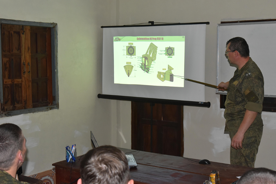 Việc Công binh Nga giúp đỡ Lào khắc phục hậu quả bom mìn sau chiến tranh được xem là bước tiến mới trong mối quan hệ hợp tác quốc phòng giữa hai nước. Lực lượng công binh Nga tại Lào không chỉ làm nhiệm vụ rà phá bom mìn mà còn hỗ trợ đào tạo, huấn luyện công binh Lào cách vô hiệu hóa bom mìn, vật liệu nổ với các thiết bị công binh mới do phía Nga hỗ trợ. Nguồn ảnh: Bộ Quốc phòng Nga.