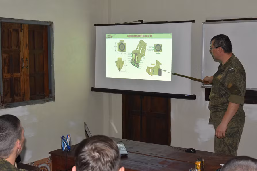 Việc Công binh Nga giúp đỡ Lào khắc phục hậu quả bom mìn sau chiến tranh được xem là bước tiến mới trong mối quan hệ hợp tác quốc phòng giữa hai nước. Lực lượng công binh Nga tại Lào không chỉ làm nhiệm vụ rà phá bom mìn mà còn hỗ trợ đào tạo, huấn luyện công binh Lào cách vô hiệu hóa bom mìn, vật liệu nổ với các thiết bị công binh mới do phía Nga hỗ trợ. Nguồn ảnh: Bộ Quốc phòng Nga.