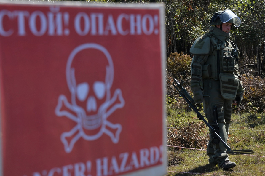 Theo Bộ Quốc phòng Nga tiết lộ, đơn vị công binh mà Moscow cử tới Lào với 36 kỹ sư công binh sẽ dành ra 5 tháng để thực hiện công việc rà phá, khắc phục hậu quả bom mìn ở Lào. Những kỹ sư công binh bom mìn của Nga sẽ làm việc ở "điểm nóng" về ô nhiễm bom mìn tại Lào, đó là vùn Lak Sao, nằm cách khoảng 400km về phía Đông thủ đô Vientianne, Lào. Nguồn ảnh: Bộ Quốc phòng Nga.