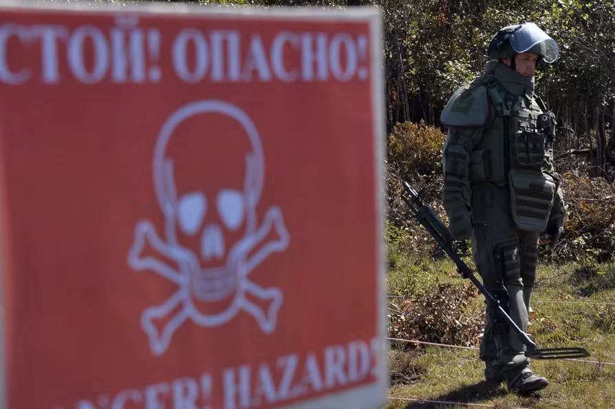 Theo Bộ Quốc phòng Nga tiết lộ, đơn vị công binh mà Moscow cử tới Lào với 36 kỹ sư công binh sẽ dành ra 5 tháng để thực hiện công việc rà phá, khắc phục hậu quả bom mìn ở Lào. Những kỹ sư công binh bom mìn của Nga sẽ làm việc ở "điểm nóng" về ô nhiễm bom mìn tại Lào, đó là vùn Lak Sao, nằm cách khoảng 400km về phía Đông thủ đô Vientianne, Lào. Nguồn ảnh: Bộ Quốc phòng Nga.