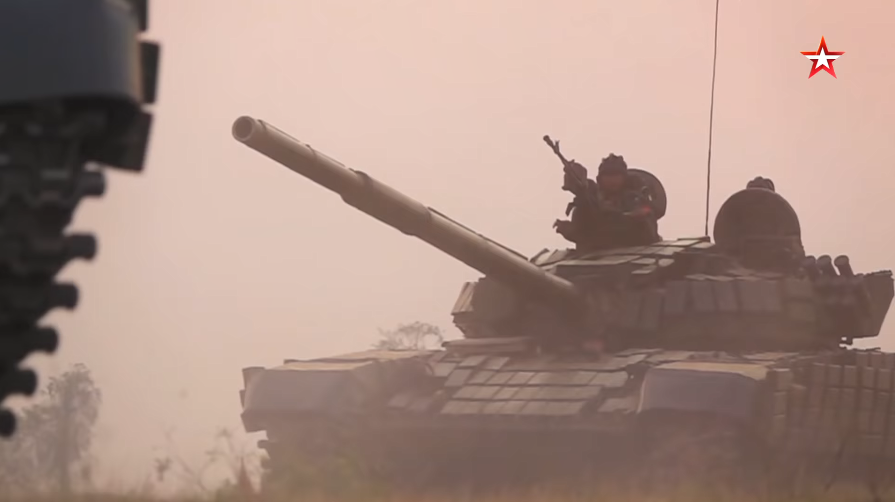 Xe tăng T-72S là biến thể xuất khẩu đầu tiên của T-72 được Liên Xô trang bị giáp phản ứng nổ Kontakt-1 và được phát triển dựa trên biến thể T-72B và nó còn được biết tới với một cái tên khác là T-72M1M. Sau Liên Xô tan rã, Quân đội Nga cũng bắt đầu đưa vào trang bị T-72S với số lượng nhất định. Nguồn ảnh: tvzvezda.ru.