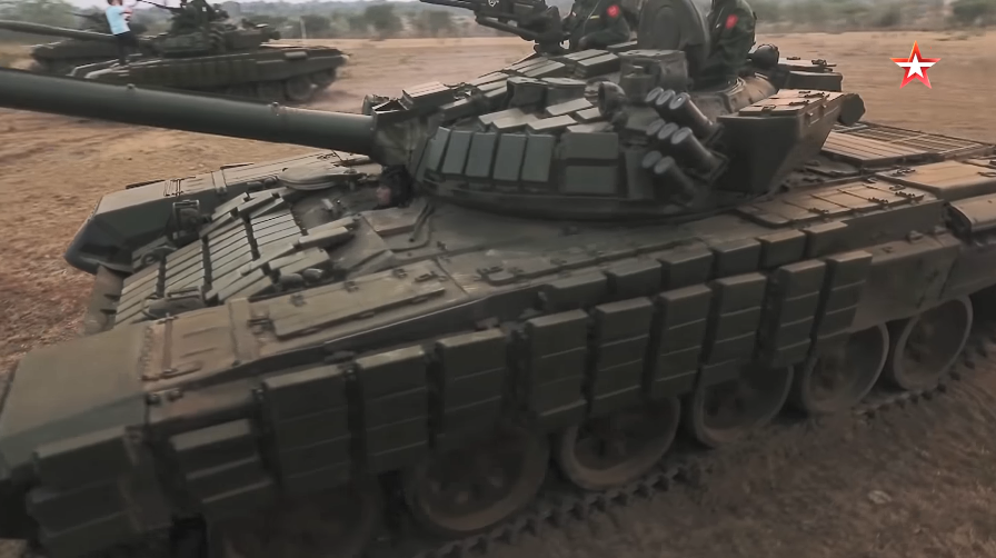 Ngoài giáp phản ứng nổ Kontakt-1, T-72S còn được trang bị hệ thống chống vũ khí sinh hóa học NBC nhưng chỉ là biến thể rút gọn và không có lớp lót chống bức xạ, bên cạnh đó nó còn được tích hợp cụm ống phóng lựu đạn khói 902B Tucha ở hai bên tháp pháo tương tự T-72B. Nguồn ảnh: tvzvezda.ru.