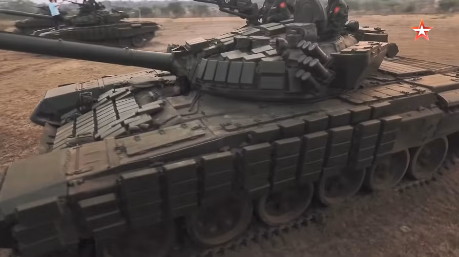 Ngoài giáp phản ứng nổ Kontakt-1, T-72S còn được trang bị hệ thống chống vũ khí sinh hóa học NBC nhưng chỉ là biến thể rút gọn và không có lớp lót chống bức xạ, bên cạnh đó nó còn được tích hợp cụm ống phóng lựu đạn khói 902B Tucha ở hai bên tháp pháo tương tự T-72B. Nguồn ảnh: tvzvezda.ru.