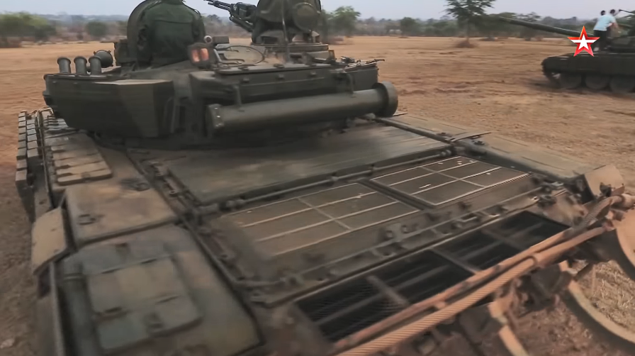 Loại xe tăng này được trang bị một động cơ diesel V-84 làm mát bằng chất lỏng. Loại động cơ này có tổng công suất 840 sức ngựa, giúp T-72S di chuyển được với tốc độ tối đa 60 km/h trên đường tốt và 35 km/h khi di chuyển trên đường gồ ghề. Dự trữ hành trình của xe đạt 500 km với thùng nhiên liệu chính. Nguồn ảnh: tvzvezda.ru.