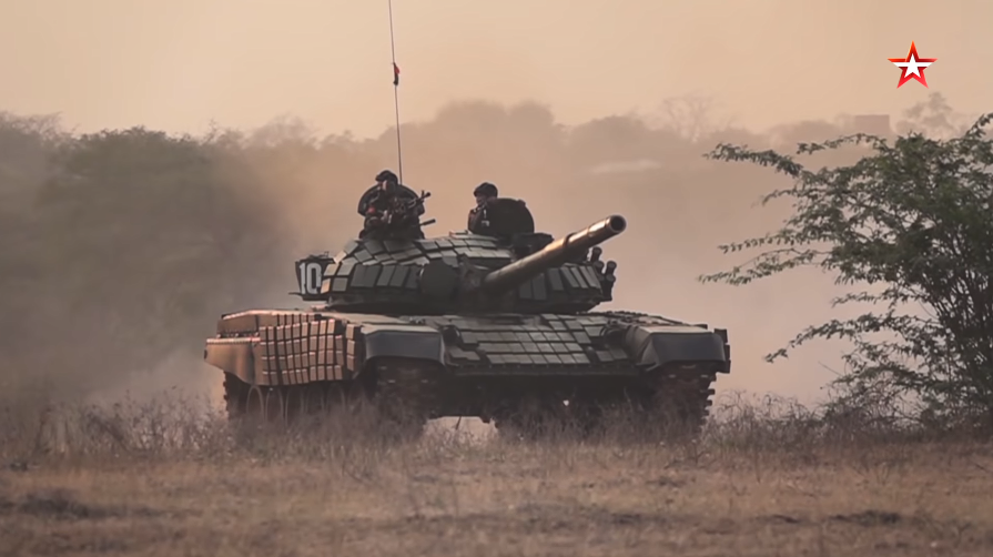 Cụ thể, quân đội Myanmar là lực lượng vũ trang duy nhất trong khu vực Đông Nam Á sở hữu xe tăng T-72 do Liên Xô chế tạo trước đây và số T-72 của Myanmar hiện tại chỉ vỏn vẹn 139 chiếc và tất cả đều là biến thể T-72S. Nguồn ảnh: tvzvezda.ru.