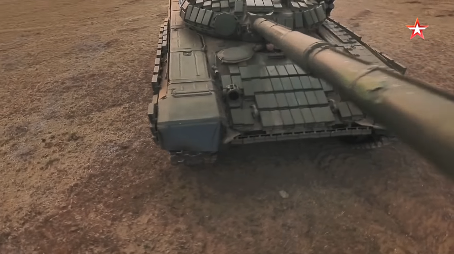 Tuy nhiên, giáp phản ứng nổ trên T-72S cũng được bố trí ở các vị trí như trên T-72B gồm phía trước thân xe, xung quanh tháp pháo và váy giáp hai bên thân xe. Còn Kontakt-1 là thế hệ giáp phản ứng nổ (ERA) đầu tiên của Liên Xô, được thiết kế để chống lại các loại vũ khí chống tăng cầm tay và đạn pháo chống tăng. Nguồn ảnh: tvzvezda.ru.