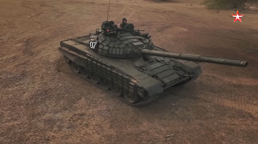 Dù có hình dáng bên ngoài khá giống với T-72B được Liên Xô phát triển trong giữa những năm 1980 thế nhưng T-72S vẫn có những điểm khác biệt nhất định. Theo đó trên biến thể T-72 xuất khẩu này chỉ được trang bị 155 miếng giáp phản ứng nổ Kontakt-1 thay vì 227 miếng như trên T-72B nguyên mẫu. Nguồn ảnh: tvzvezda.ru.