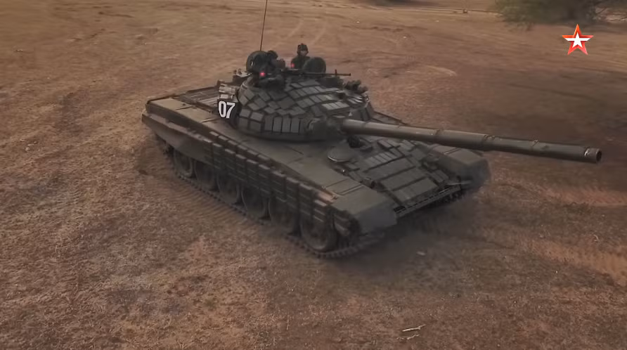 Dù có hình dáng bên ngoài khá giống với T-72B được Liên Xô phát triển trong giữa những năm 1980 thế nhưng T-72S vẫn có những điểm khác biệt nhất định. Theo đó trên biến thể T-72 xuất khẩu này chỉ được trang bị 155 miếng giáp phản ứng nổ Kontakt-1 thay vì 227 miếng như trên T-72B nguyên mẫu. Nguồn ảnh: tvzvezda.ru.