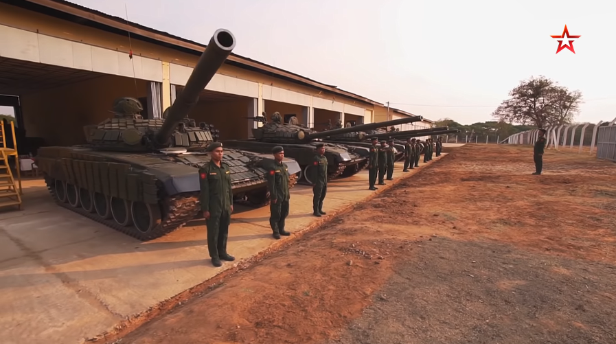 Theo đó trong hơn 25.000 chiếc xe tăng chiến đấu chủ lực T-72 từng được chế tạo thì chỉ có khoảng 139 chiếc đang hoạt động tại Đông Nam Á, thậm chí tính luôn cả biến thể “họ hàng xa” của T-72 là PT-91M (do Ba Lan chế tạo) thì con số này cũng chưa tới 200 chiếc. Và đội quân duy nhất trong khu vực duy trì xe tăng T-72 trong biên chế của mình chính là Myanmar. Nguồn ảnh: tvzvezda.ru.