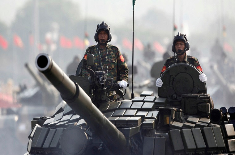 Ngoài các loại đạn pháo 125mm thông thường, T-72S của Myanmar cũng có thể triển khai tên lửa chống tăng qua nòng pháo chính với tên lửa 9M119 Svir có tầm bắn từ 100-4000 mét. Tuy nhiên, với mẫu tên lửa này khi khai hỏa T-72S bắt buộc phải dừng lại. Nguồn ảnh: MMilitary.