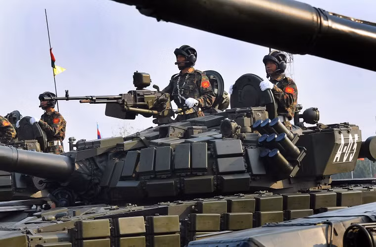 Về hệ thống vũ khí, T-72S của Myanmar được trang bị pháo 2A46 nòng trơn cỡ nòng 125mm kèm súng máy 7,62mm PKT đồng trục và súng máy phòng không 12,7mm NSVT ở vị trí trên nóc tháp pháo của trưởng xe. Nguồn ảnh: MMilitary.