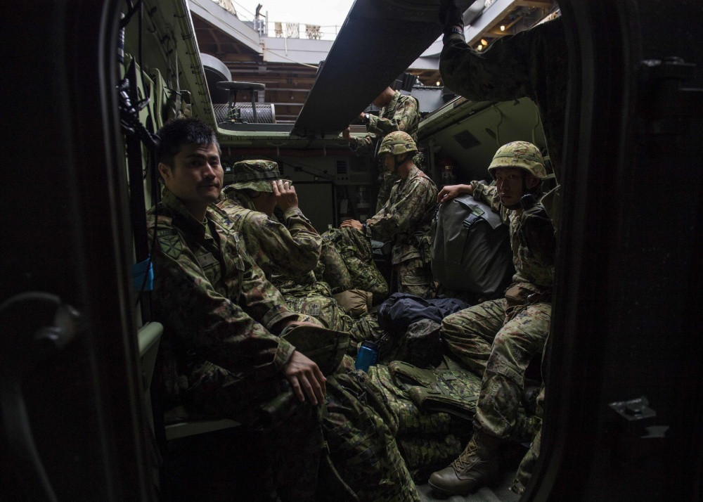 Xe thiết giáp chở quân lội nước này có khả năng mang theo 25 lính thủy đánh bộ hoặc 45 tấn thiết bị, trong khi đó kíp chiến đấu trên xe chỉ cần ba người có thể mang tới 25 lính thủy đánh bộ hoặc 45 tấn thiết bị. Nguồn ảnh: dvidshub.