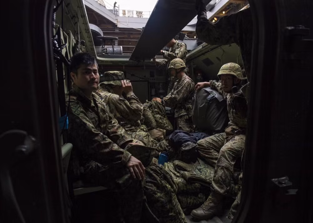 Xe thiết giáp chở quân lội nước này có khả năng mang theo 25 lính thủy đánh bộ hoặc 45 tấn thiết bị, trong khi đó kíp chiến đấu trên xe chỉ cần ba người có thể mang tới 25 lính thủy đánh bộ hoặc 45 tấn thiết bị. Nguồn ảnh: dvidshub.