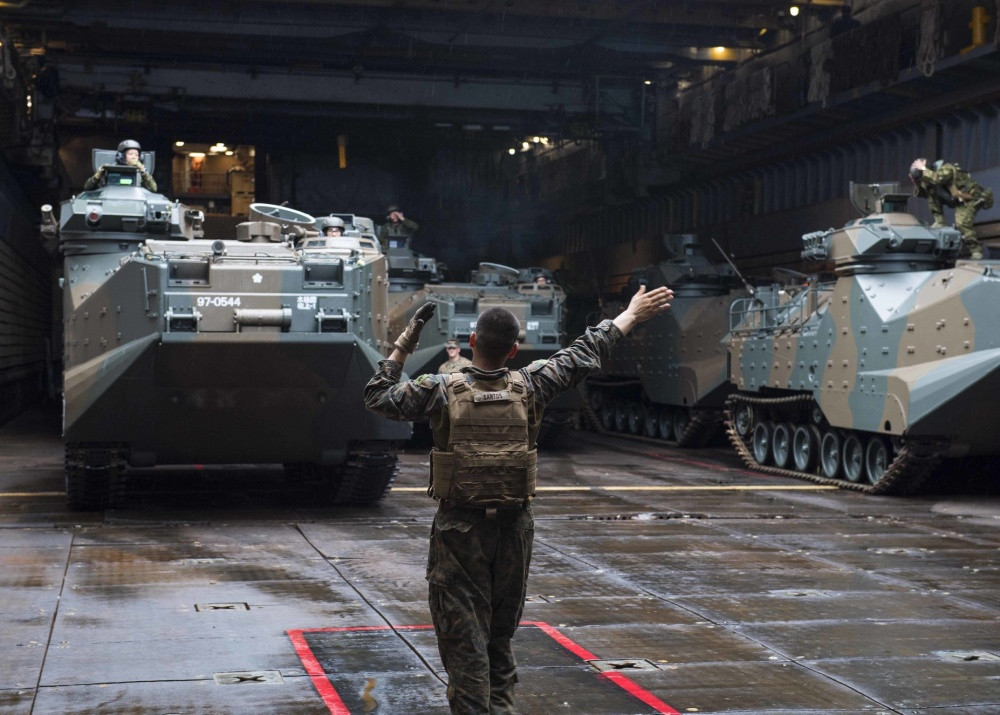 Đây cũng là lần đầu tiên sau 70 năm, thiết xa Nhật xuất hiện trở lại ở Philippines kể từ sau Thế chiến thứ 2, thể hiện rõ chính sách quân sự của Tokyo trong những năm tới. Theo đó bốn xe thiết giáp cùng 150 binh si Nhật Bản sẽ tham gia cuộc tập trận chung mang tên Kamandag 2 với Mỹ tại Philippines kéo dài từ ngày 2-10/10. Nguồn ảnh: dvidshub.