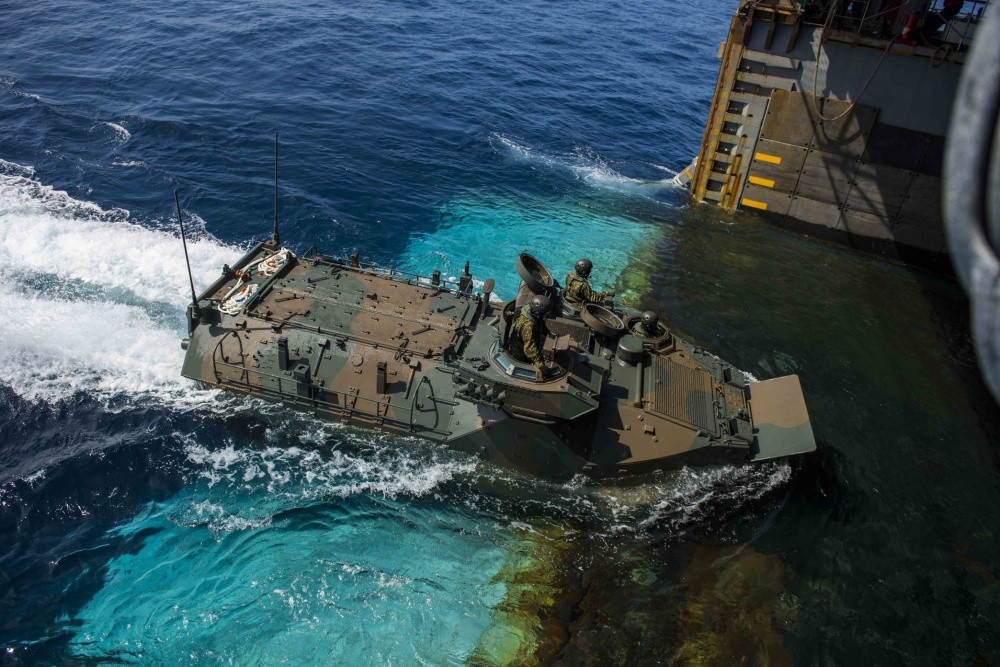 Xe thiết giáp lội nước AAV-7 từng được gọi là LVTP7, được sản xuất hàng loạt vào những năm 1970-1971. Xe được thiết kế theo hình dạng như một chiếc thuyền cho khả năng bơi trên biển không kém các xe bọc thép BTR của Nga, thậm chí có chuyên gia còn cho rằng khả năng bơi của AAV7A1 vượt trội hơn BTR. Nguồn ảnh: dvidshub.