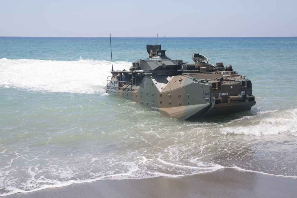 Theo nhiều chuyên gia phân tích nhận định các đơn vị xe thiết giáp AAV-P7/A1 của Nhật Bản sẽ sớm được biên chế cho lực lượng đổ bộ phản ứng nhanh mới được nước này thành lập vào tháng 4 năm nay. Trên thực tế “lực lượng đổ bộ phản ứng nhanh” là một các gọi khác của lực lượng Thủy quân Lục chiến Nhật Bản vốn bị giải thể sau Thế chiến thứ 2. Nguồn ảnh: dvidshub.