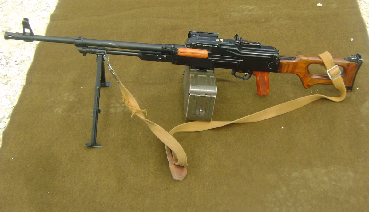 Cụ thể hơn, SOCOM muốn các công ty Mỹ tính toán khả năng sử dụng công nghệ đảo ngược, để sản xuất hoặc cho ra đời các biến thể cải tiến của một dòng súng bộ binh như súng máy PKM sử dụng đạn 7,62×54Rmm, súng máy hạng nặng NSV sử dụng đạn 12,7×108mm và nhiều dòng súng bộ binh khác do Nga chế tạo. Nguồn ảnh: Wikipedia.