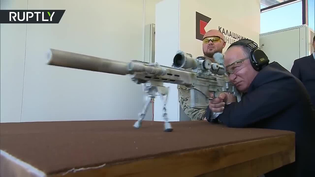 Rostec là tập đoàn nắm giữ đa số cổ phần tại Kalashnikov Concern, nhà sản xuất mẫu súng trường tấn công AK và nhiều dòng súng máy của Nga hiện tại trong đó có PKM. Nguồn ảnh: RT