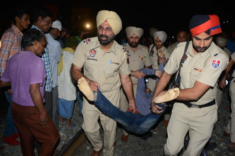 Amarinder Singh, thủ hiến bang Punjab, đã tới Amristar để trực tiếp chỉ huy chiến dịch cứu hộ và khắc phục hậu quả vụ tai nạn. "Chính quyền bang Punjab sẽ hỗ trợ 680 USD (15.8 triệu đồng) cho mỗi nạn nhân thiệt mạng trong vụ việc, người bị thương sẽ được nhận điều trị y tế miễn phí tại các bệnh viện công và tư nhân", ông Singh viết trên Twitter cá nhân về các khoản hỗ trợ. Ảnh: AFP.