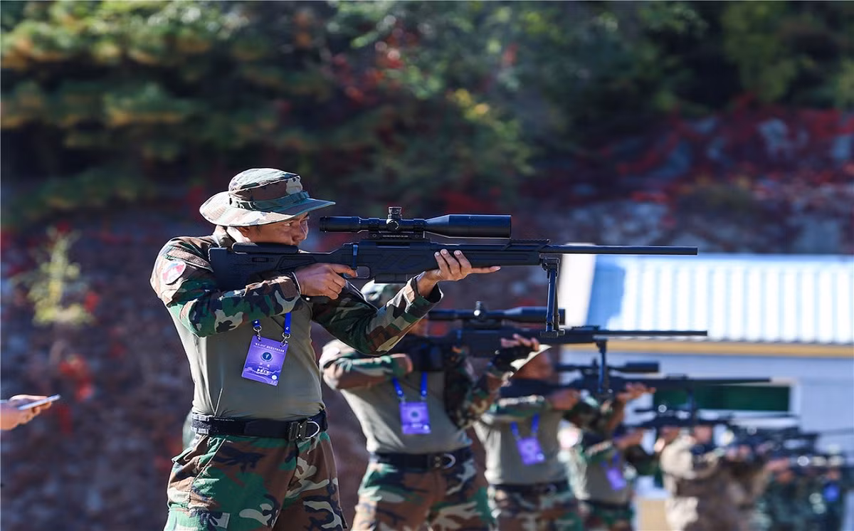 Theo truyền thông Trung Quốc, cuộc thi bắn súng quân dụng quốc tế thường niên Sharp Blade 2018 vừa chính thức khai mạc hôm 18/10 tại một trung tâm huấn luyện của lực lượng an ninh Trung Quốc nằm gầm thủ đô Bắc Kinh. So với năm 2016, Sharp Blade năm nay có quy mô lớn hơn hẳn với sự tham gia của 100 lính bắn tỉa đến từ 21 quốc gia và vùng lãnh thổ trong đó có cả Việt Nam. Nguồn ảnh: 81.cn