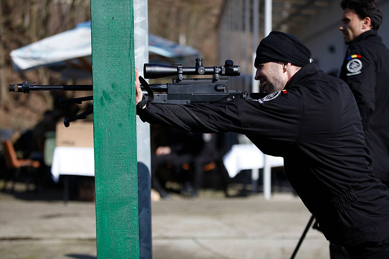 Tầm bắn hiệu quả của APR 308 là 1.000m với hộp tiếp đạn 10 viên, súng hoạt động với cơ chế botl trượt lên đạn thủ công và bắn từng phát một. Thân súng cũng được thiết kế để xạ thủ có thể gắn thêm các thiết bị hổ trợ như kính ngắm mở rộng hay ống giảm thanh. Nguồn ảnh: Wikipedia.