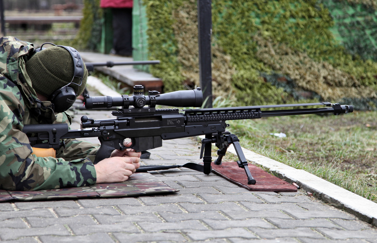 APR 308 được trang bị ống ngắm tiêu chuẩn PMII 3-12 × 50 LP do hãng Schmidt &amp; Bender chế tạo, còn ống ngắm đêm của nó là Simrad KN do hãng Simrad Optronics chế tạo. Nguồn ảnh: Wikimedia.