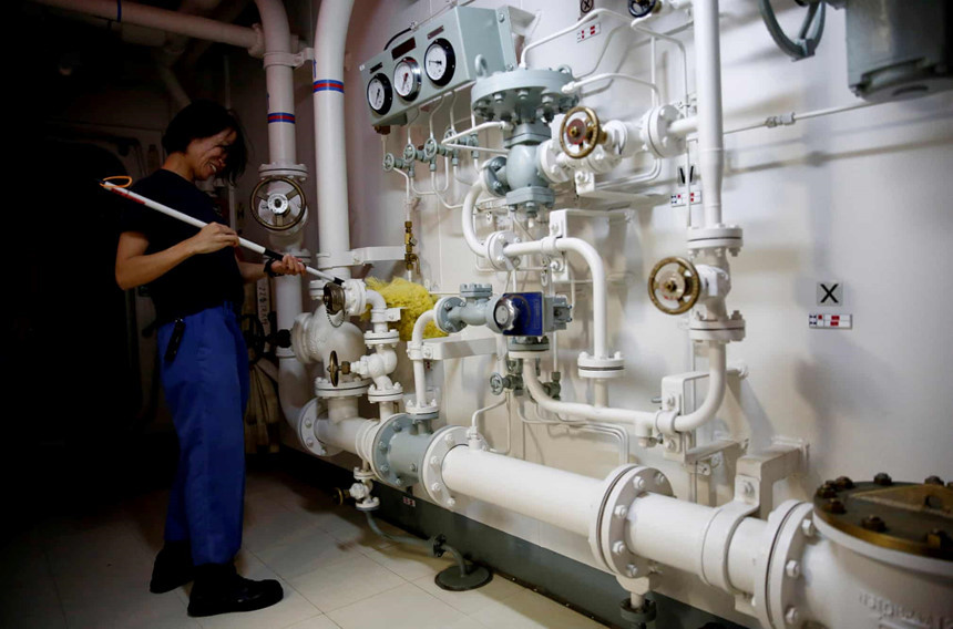 “Tôi tin rằng Kaga là tàu chiến sạch nhất. Chúng tôi vệ sinh tàu vào một thời điểm nhất định trong ngày và mọi người chia nhau ra để làm”, thượng sĩ Hayato Nishida, 36 tuổi, người chịu trách nhiệm về đảm bảo vệ sinh trên tàu nói.