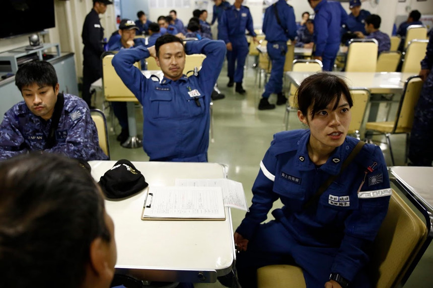 Bên cạnh danh hiệu chiến hạm sạch nhất của JMSDF, JS Kaga còn là một trong những tàu đầu tiên của Nhật Bản được thiết kế cho thủy thủ đoàn hỗn hợp nam và nữ.