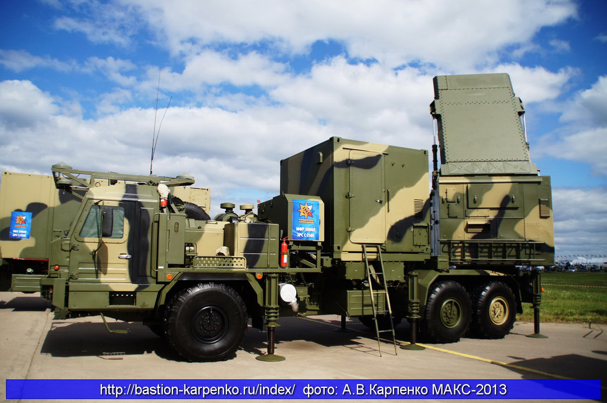 Tuy Bộ Quốc phòng Nga chưa từng xác nhận về sự hiện diện của S-350E Vityaz tại Syria nhưng điều hoàn toàn có thể xảy ra vì Quân đội nước này đang luân phiên thử nghiệm các hệ thống vũ khí phòng không khác nhau ở Syria trong một hệ thống phòng không tích hợp đa tầng, đa lớp. Nguồn ảnh: Bastion-Kapenko