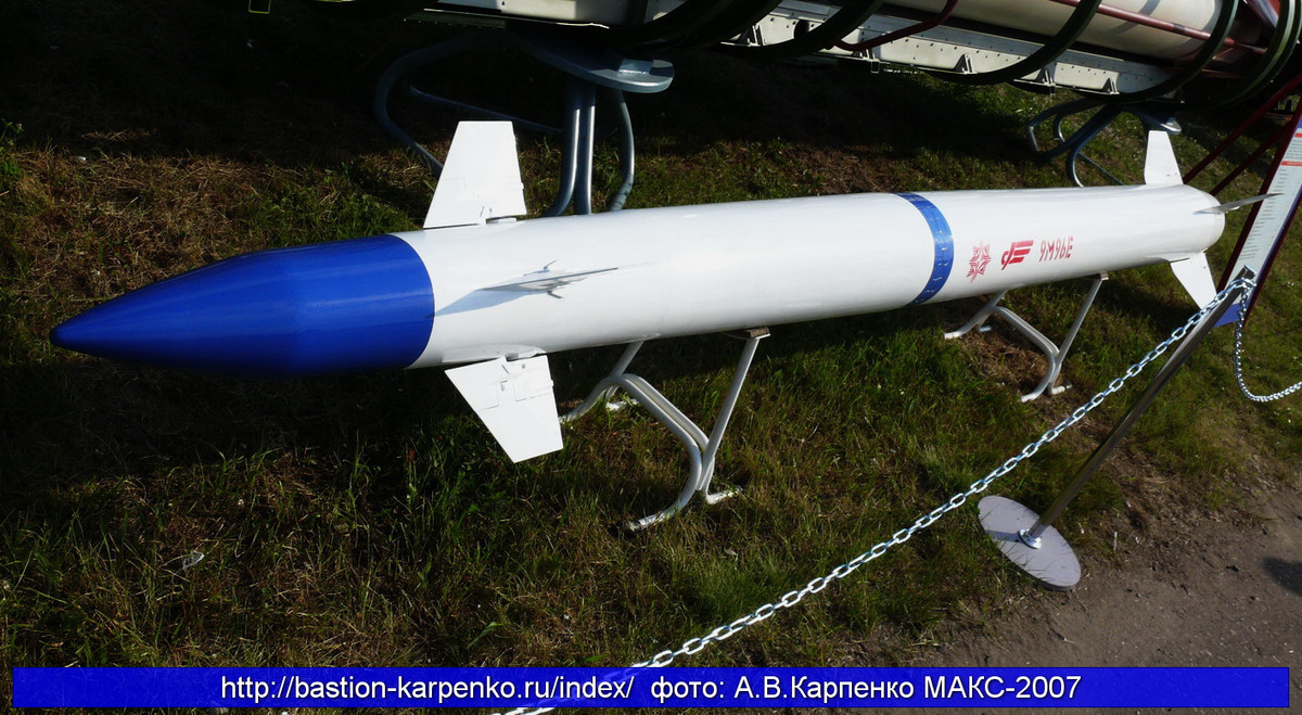 S-350E hay còn gọi là 50R6 Vityaz là hệ thống tên lửa phòng không tầm trung do GSKB Almaz-Antey phát triển nhằm thay thế các hệ thống S-300PS và S-300PT-1A - đây là phiên bản S-300 dành cho Lục quân Nga với tầm tác chiến 75km. Nguồn ảnh: Bastion-Kapenko