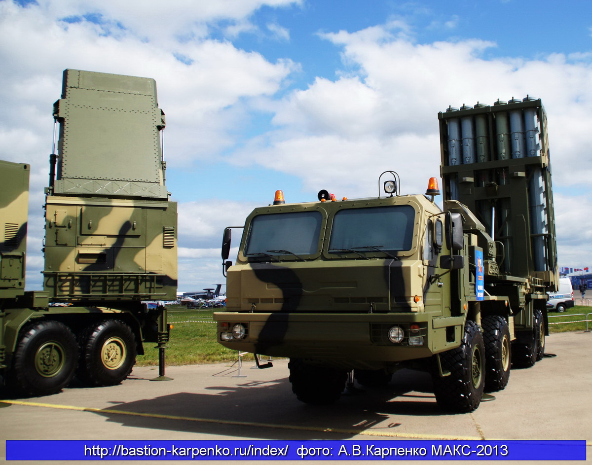 Theo Rusvesna, S-350E là một tổ hợp tên lửa tầm trung di động được phát triển để cung cấp khả năng chống lại các cuộc tấn công bằng tên lửa hành trình chính xác và phòng thủ chống các đòn đánh từ trên không, bao gồm máy bay ném bom, máy bay chiến đấu siêu âm, máy bay không người lái…. Nguồn ảnh: Bastion-Kapenko