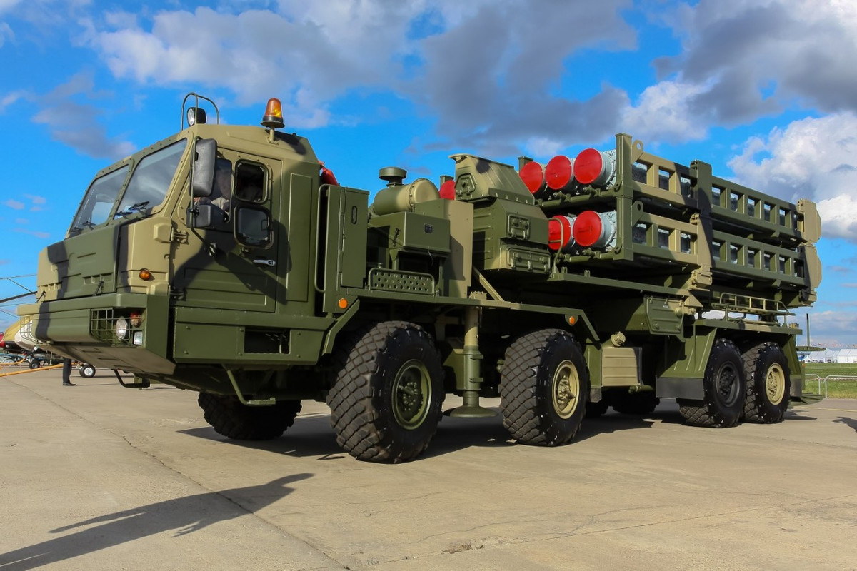 Trong ảnh là các module ống phóng tên lửa đặt trên bệ phóng tự hành 50P6A. Khác với S-300PS/PT-1A, các loại tên lửa dùng cho S-350E Vityaz nhỏ hơn nhưng có tầm bắn xa hơn, thông minh hơn. Việc đạn tên lửa có kích cỡ nhỏ cho phép mỗi bệ phóng triển khai đến 12 quả đạn. Nguồn ảnh: Rusvesna.