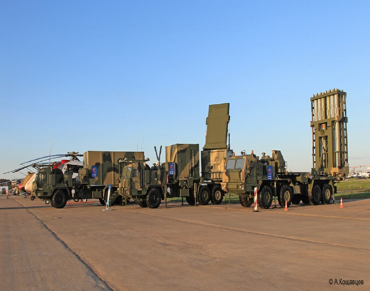 Masyaf là một trong những cứ điểm phòng không trọng điểm của Nga và Syria hiện tại. Chính vì vậy không khó hiểu tại sao Nga lại triển khai đến đây nhiều hệ thống phòng không tối tân đến vậy. Từ tộ hợp tên lửa phòng không tầm cao S-400 đến tổ hợp tầm trung S-350E, và cả tầm gần Pantsir-S1... Nguồn ảnh: Rusvesna.